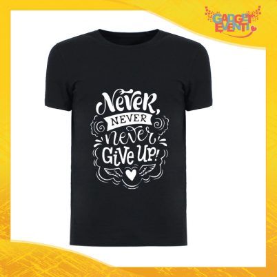 T-Shirt Uomo Nera "Never Give Up" Maglia Maglietta Maschile Idea Regalo Divertente per un Ragazzo Gadget Eventi