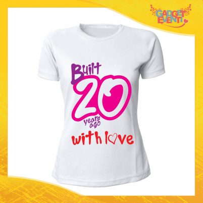 T-Shirt Donna Bianca "Built With Love" Maglietta Femminile Birthday per Feste di Compleanno Idea Regalo per Compleanni Gadget Eventi