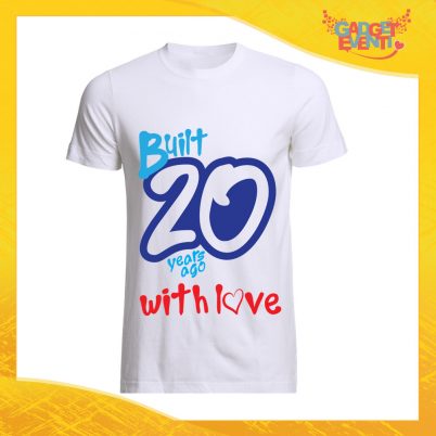 T-Shirt Uomo Bianca "Built With Love" Maglietta Maschile Birthday per Feste di Compleanno Idea Regalo per Compleanni Gadget Eventi