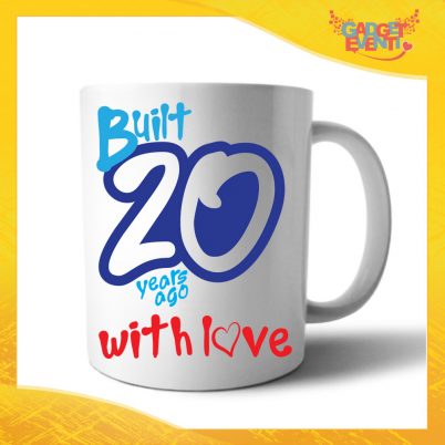 Tazza Personalizzata "Built With Love" Grafica Azzurra Mug per Compleanni Regalo Tazze Originali per Feste di Compleanno Gadget Eventi